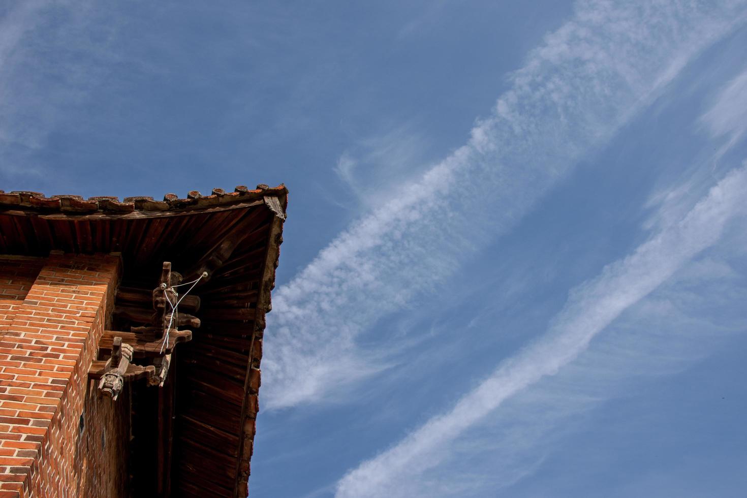 los aleros y las esquinas de los edificios residenciales tradicionales chinos están hechos de ladrillo rojo y cal foto