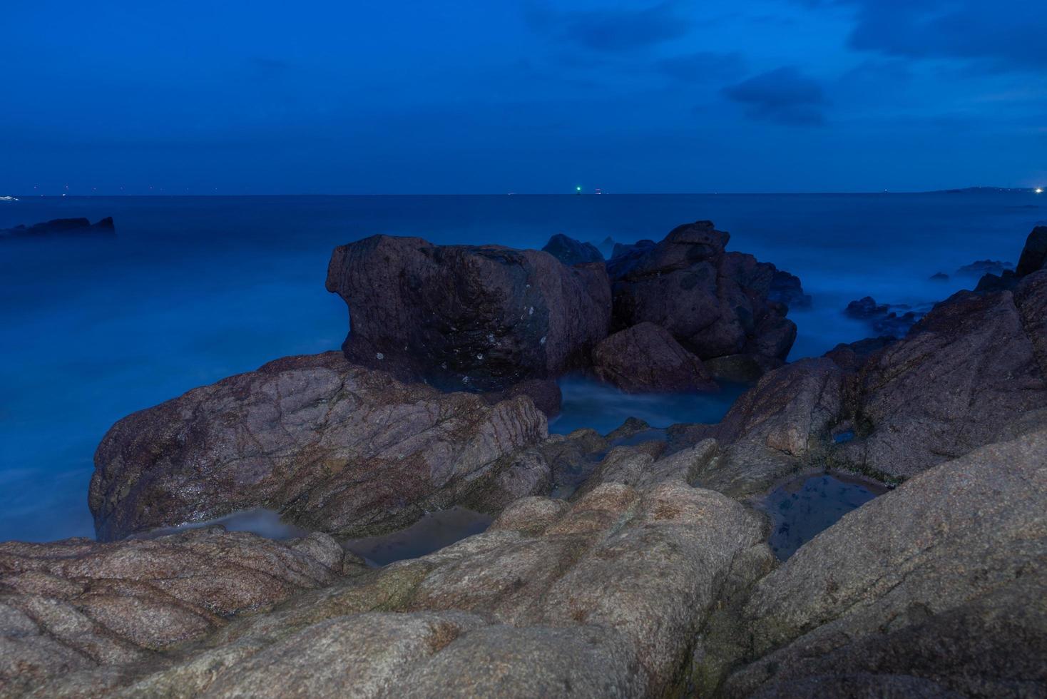 por la tarde, el mar golpeó las rocas foto