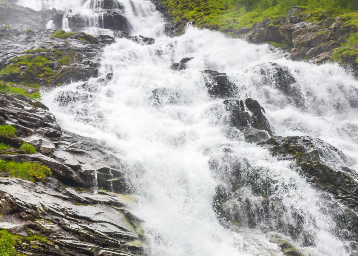 hermosa cascada de hjellefossen utladalen ovre ardal noruega. paisajes más bellos. foto