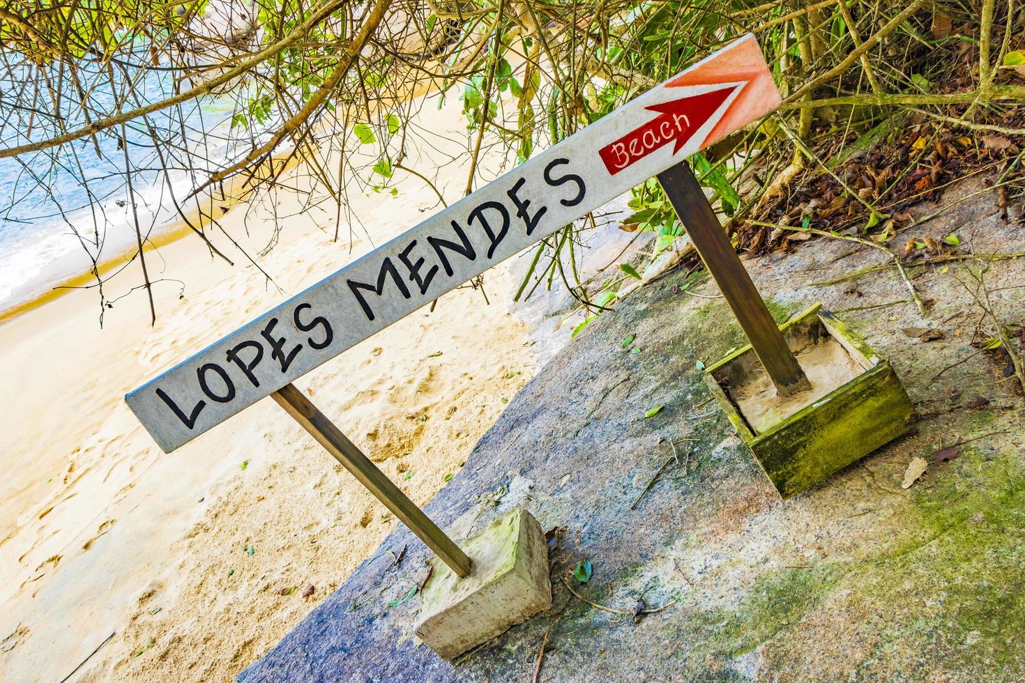 Señal de dirección de ruta de senderismo a lopes mendes en ilha grande. foto