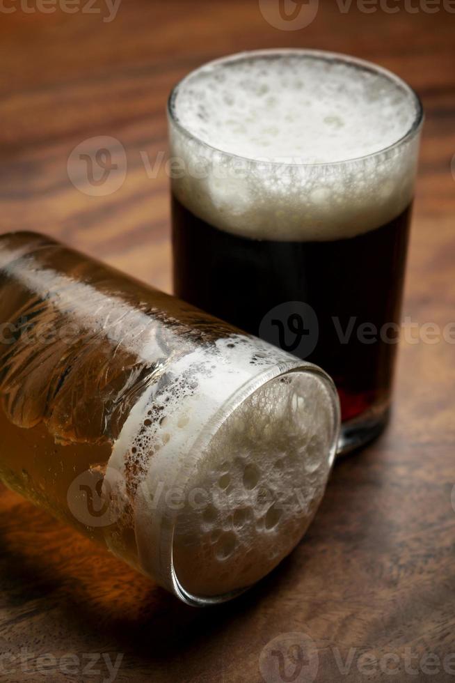 Postre de gelatina de cerveza y pilsner en vidrio en el restaurante foto