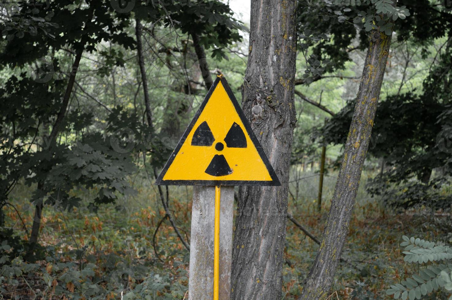 Símbolo naranja de radiactividad en la zona de exclusión de Chernobyl en Ucrania foto