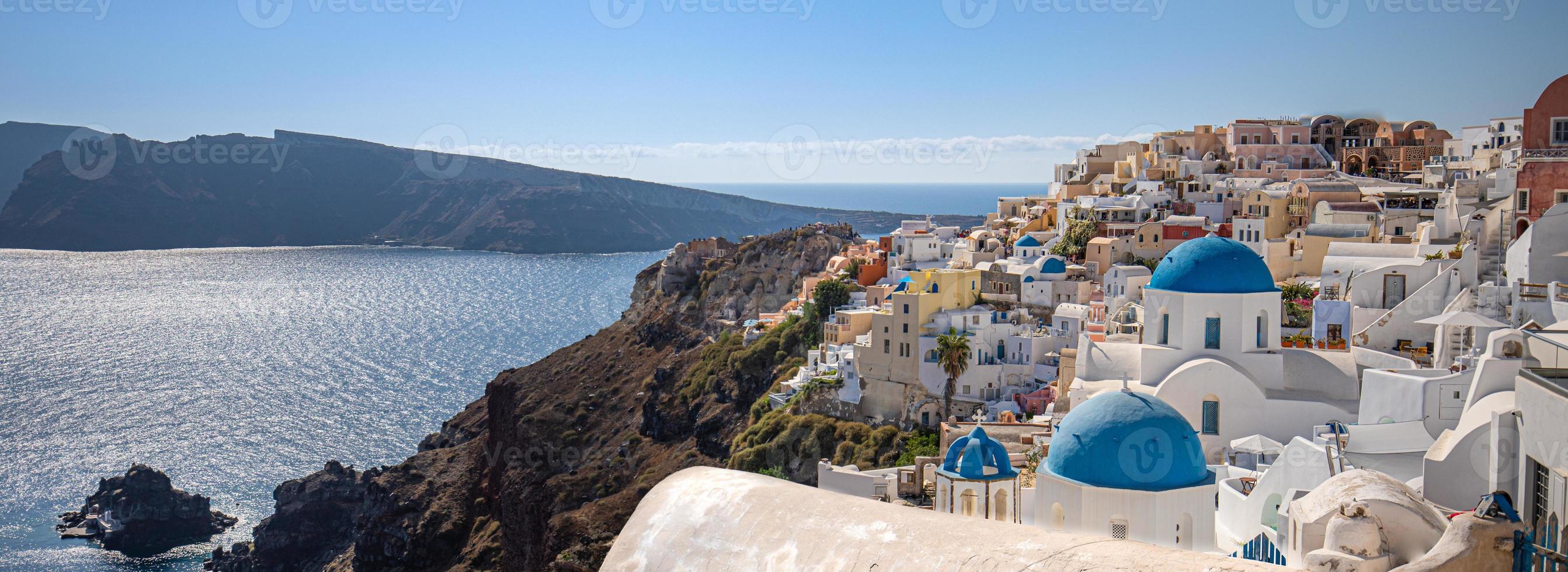 isla de santorini, grecia. paisaje de verano increíblemente romántico en santorini. Pueblo de Oia a la luz de la mañana. Increíble vista con casas blancas. Isla de los amantes, concepto de fondo de vacaciones y viajes foto