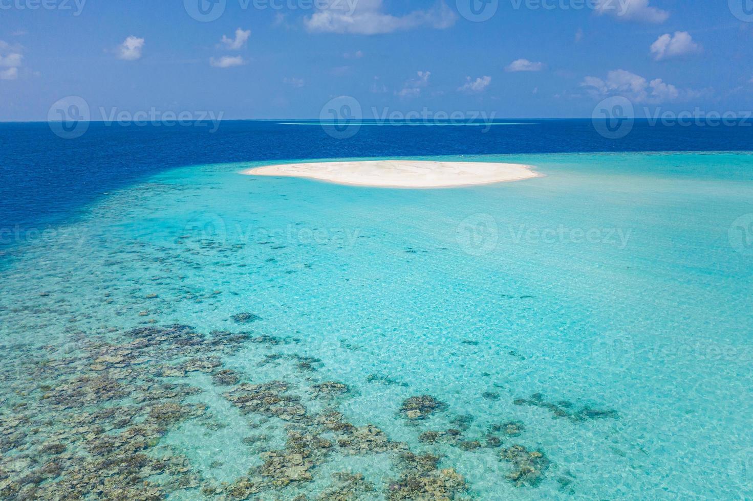 isla de maldivas increíble paisaje natural, arrecife de coral de mar el banco de arena de arena blanca, isla. destino de snorkel, viaje en barco, impresionante naturaleza pintoresca. horizonte oceánico de verano, laguna turquesa foto