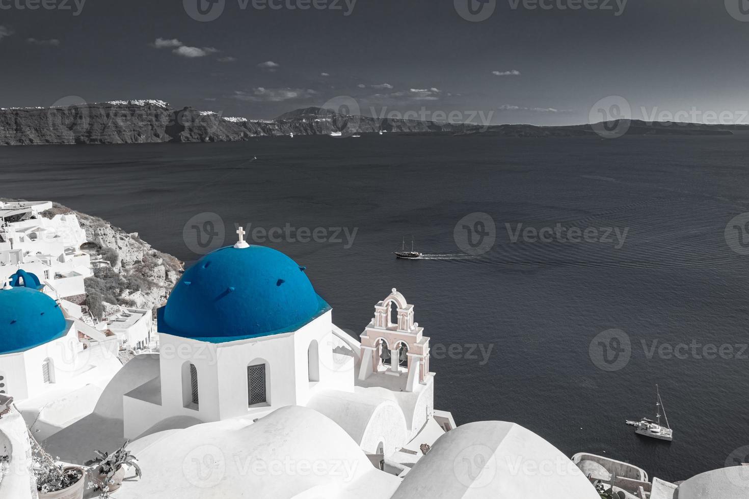 imagen en color selectivo, color naranja con proceso en blanco y negro. luces de la noche sobre la aldea de oia en santorini, grecia. famoso destino de viaje, plantilla de bellas artes artísticas. relajarse, inspirar el paisaje urbano foto