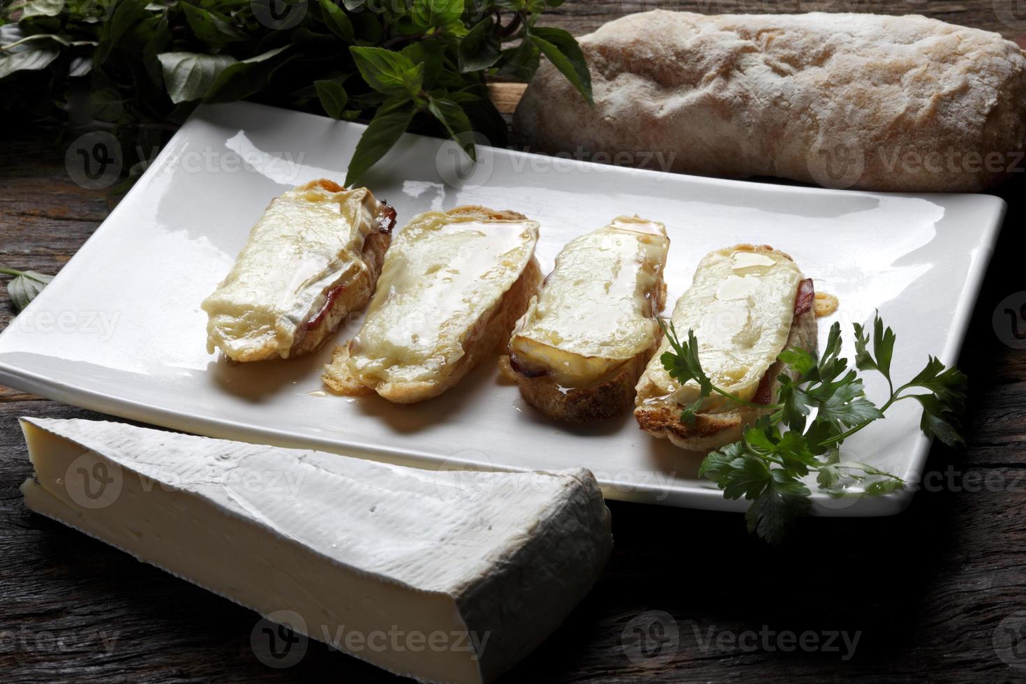 La bruschetta es un antipasti italiano hecho con pan, que se asa a la parrilla con aceite de oliva. foto