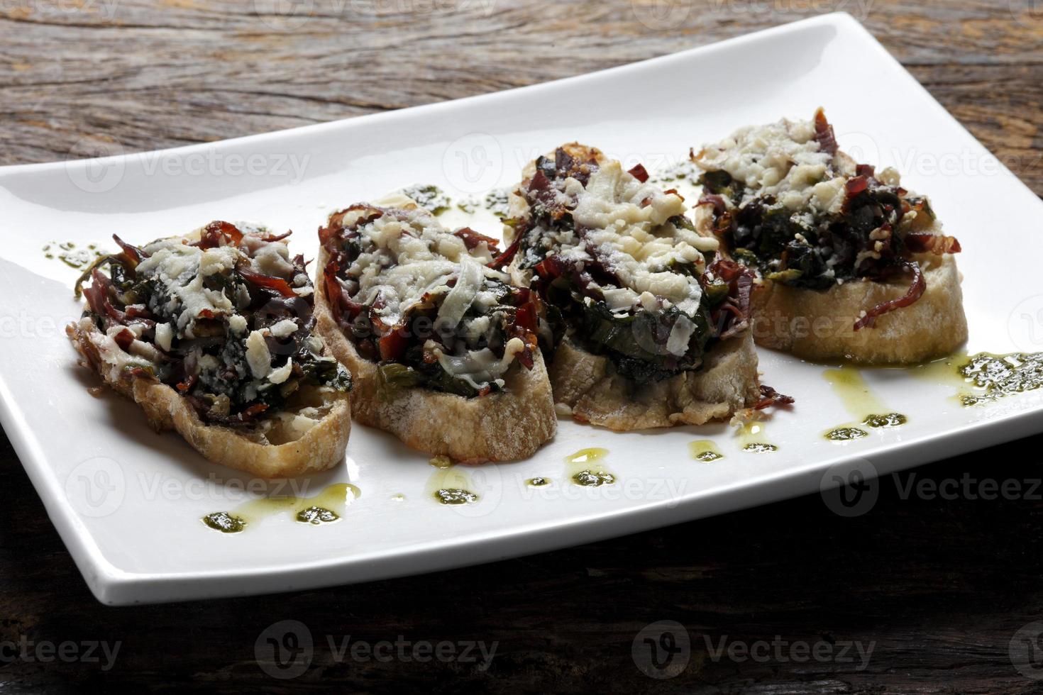 La bruschetta es un antipasti italiano hecho con pan, que se asa a la parrilla con aceite de oliva. foto