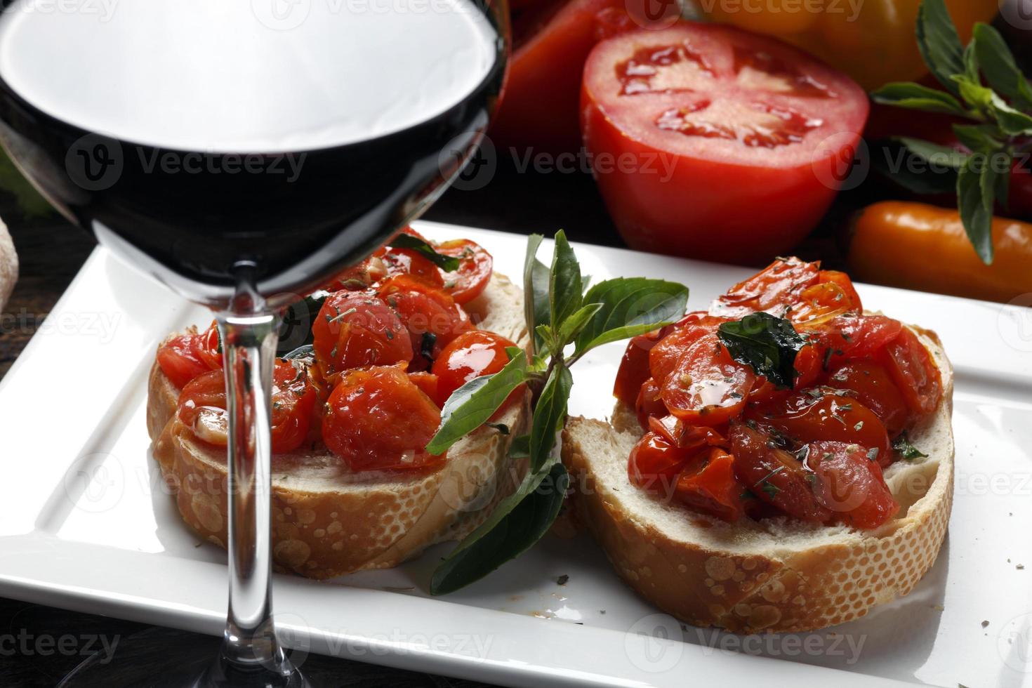 La bruschetta es un antipasti italiano hecho con pan, que se asa a la parrilla con aceite de oliva. foto