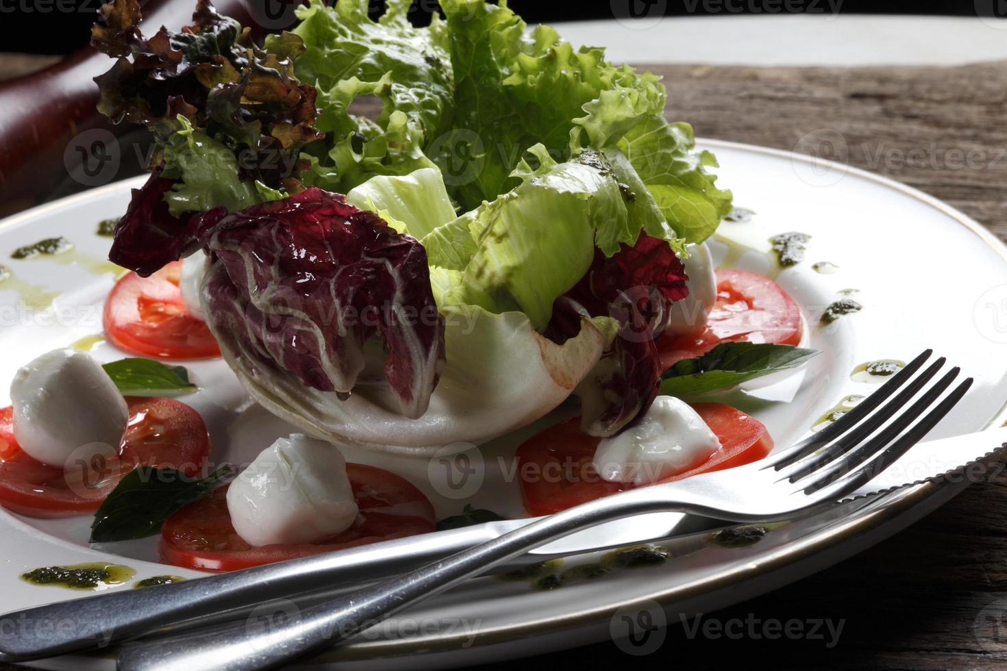 ensalada de tomate seco, pan y vino tinto foto