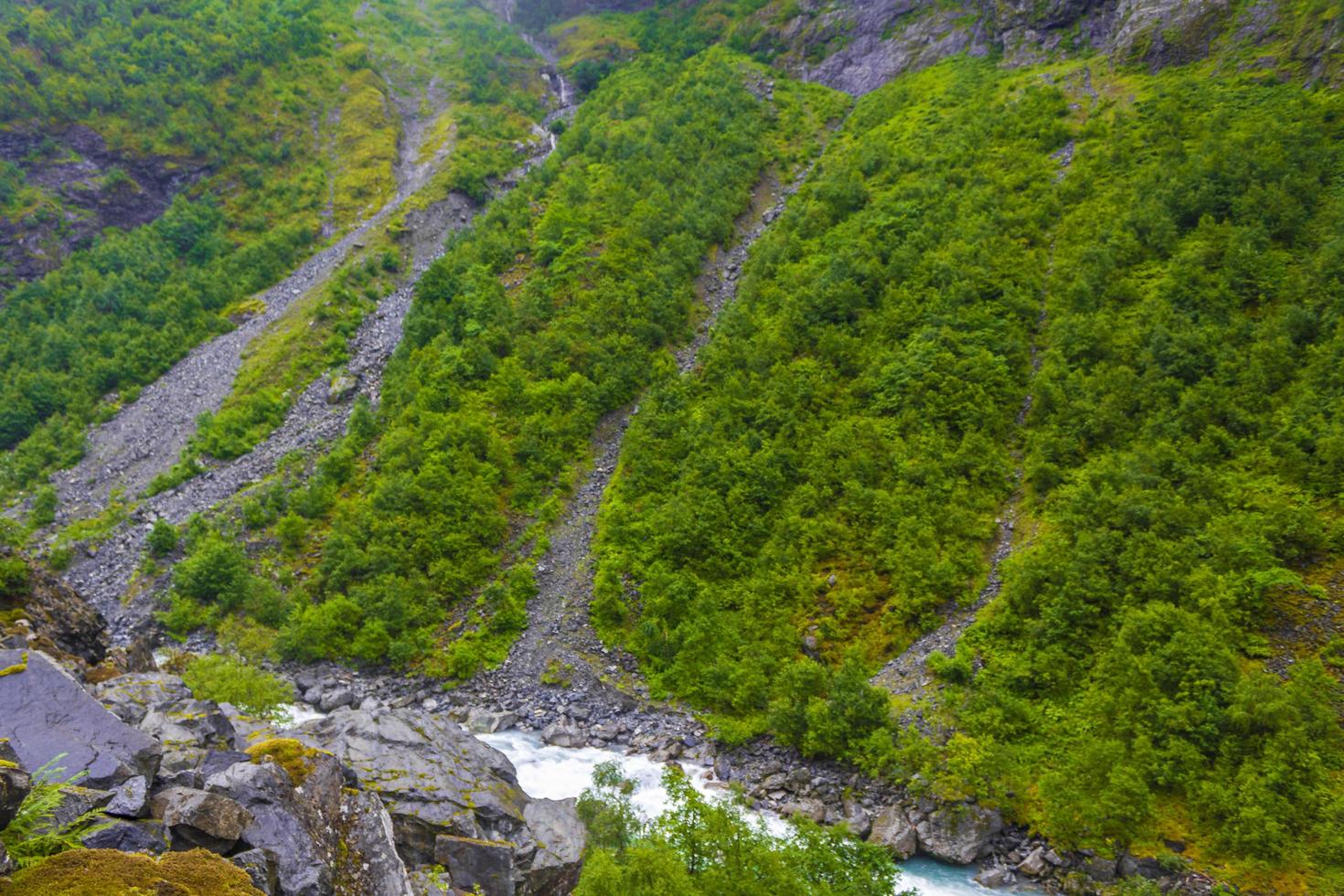 hermoso río turquesa utla utladalen noruega. paisajes más bellos. foto