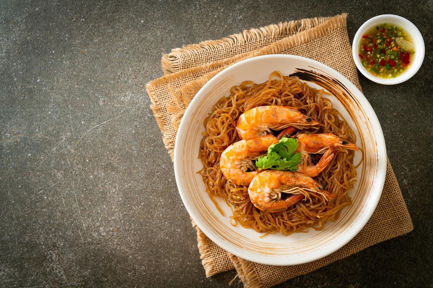 camarones a la cazuela o al horno con fideos de vidrio foto