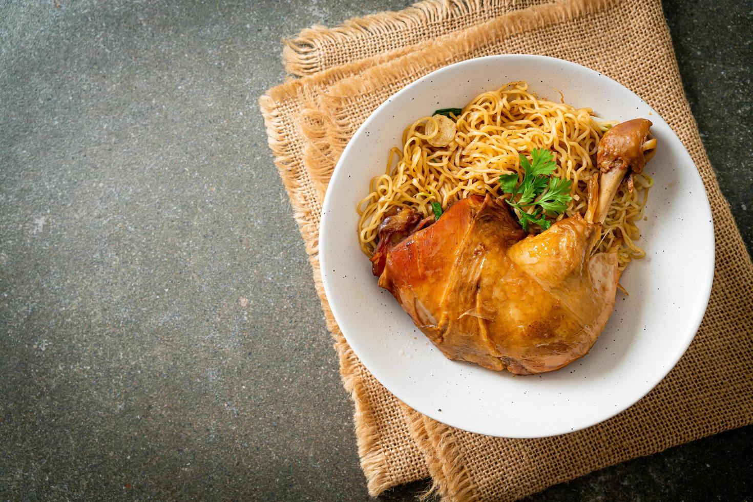 fideos secos con pollo a la brasa foto