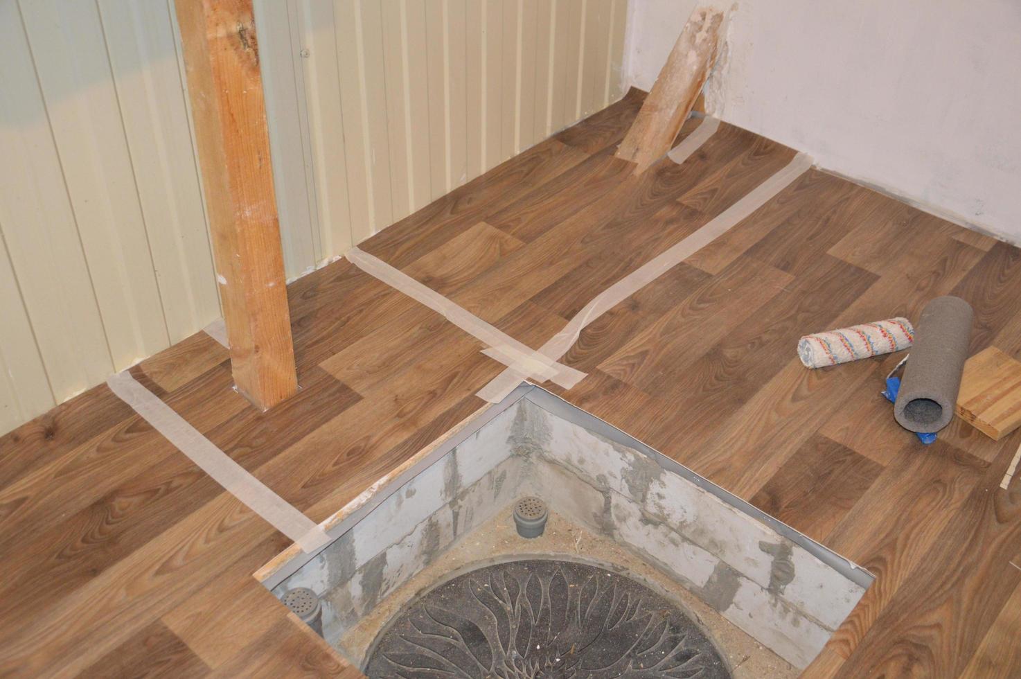 Laying industrial linoleum in the interior of the house photo