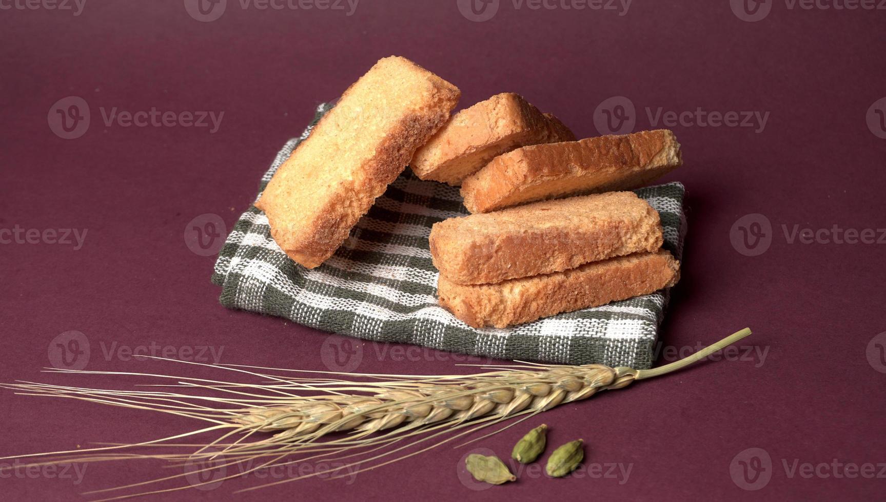 bizcochos crujientes o tostadas para una vida sana con trigo para el desayuno. foto