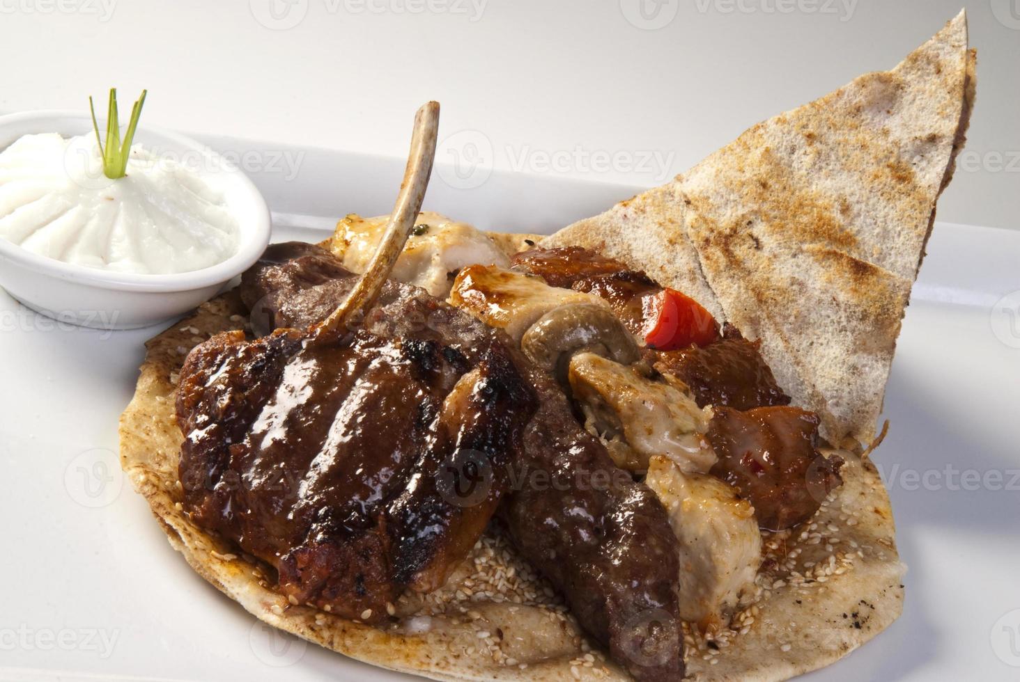 plato de barbacoa mixto árabe tradicional. foto