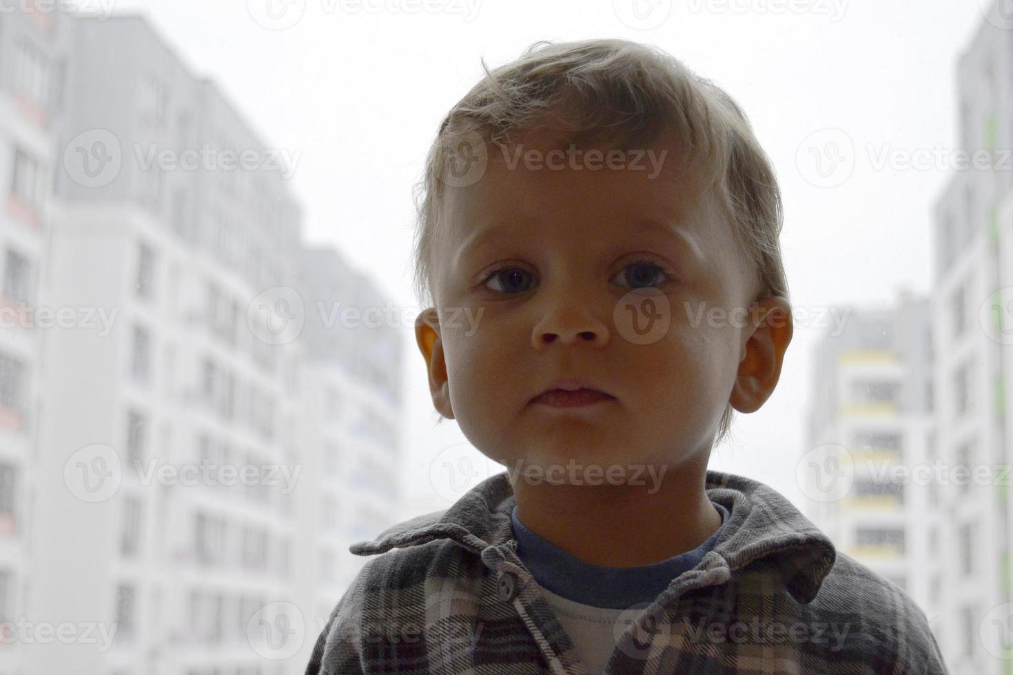 hermoso, nene, con, niño, cara, posar, fotógrafo, cerca, ventana foto