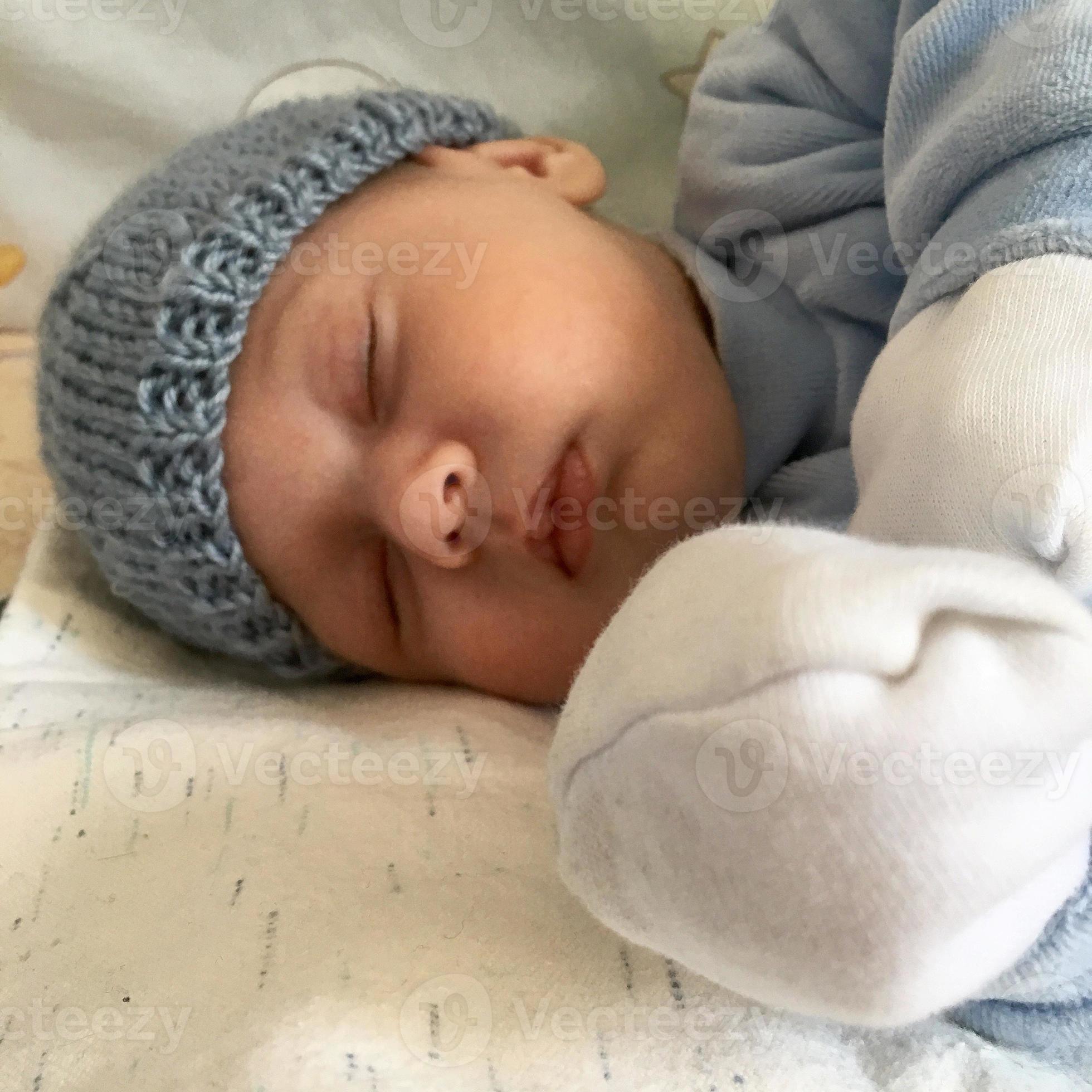 Hermoso beb durmiendo con sombrero infantil posando fot grafo
