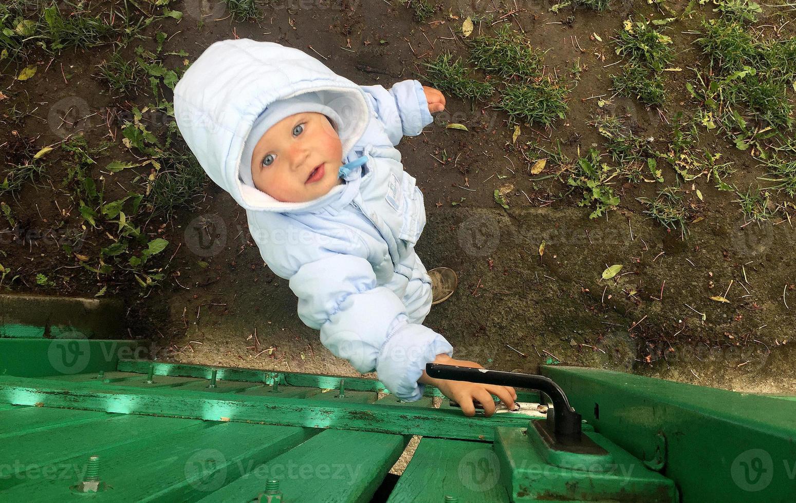 hermoso, nene, con, niño, cara, posar, fotógrafo foto