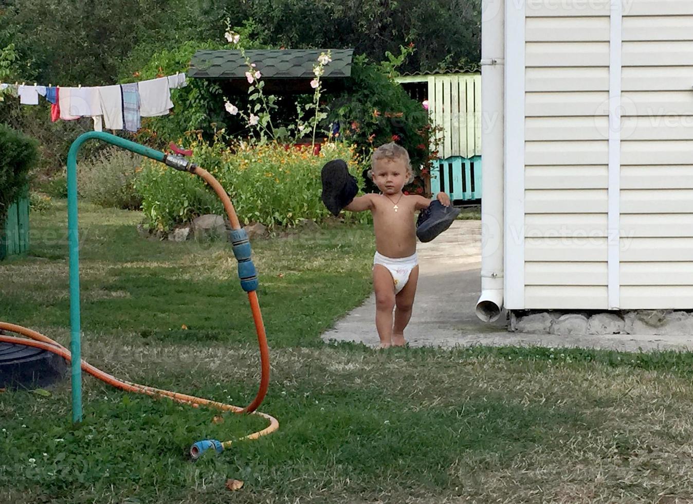 hermoso, nene, con, niño, cara, posar, fotógrafo foto