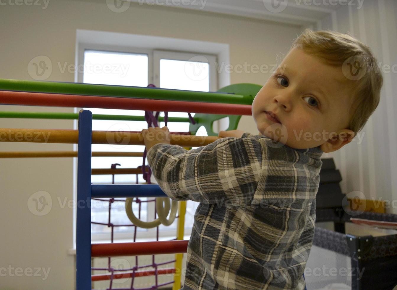 hermoso, nene, con, niño, cara, posar, fotógrafo foto