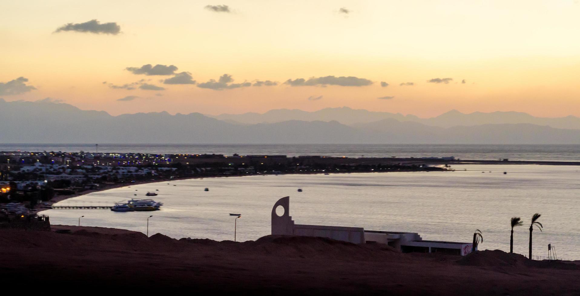 amanecer paisaje costa del mar rojo con silueta de altas montañas y cielo con nubes en egipto foto