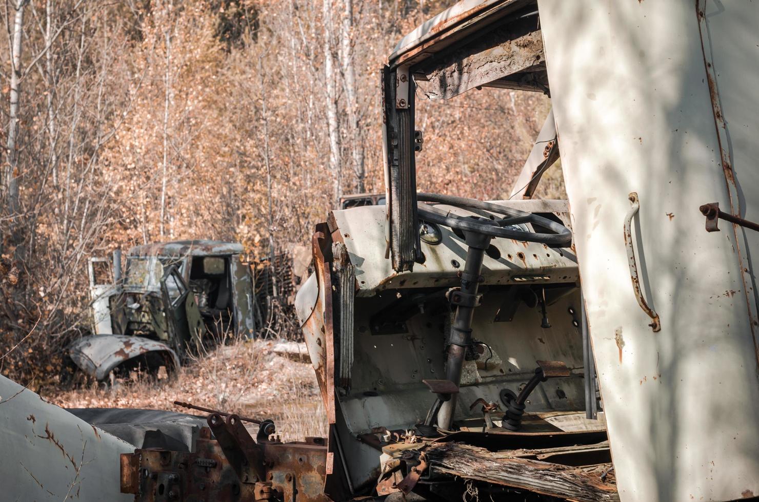 pripyat, ucrania, 2021 - vehículos antiguos en el bosque de chernobyl foto