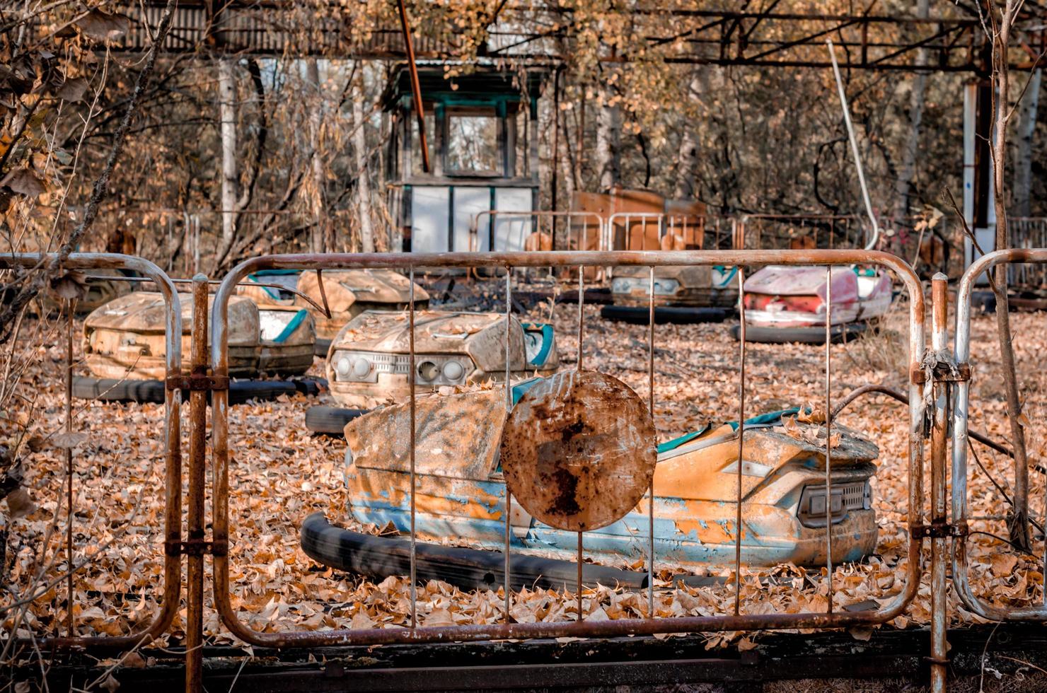 pripyat, ucrania, 2021 - atracciones del parque de atracciones en ruinas en chernobyl foto