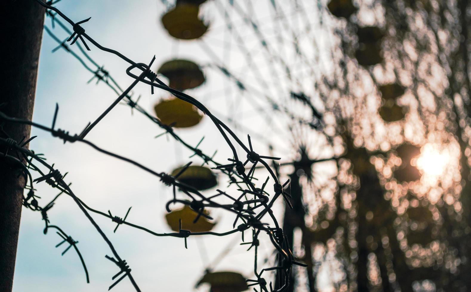 Pripyat, Ucrania, 2021 - Alambre de púas y noria en Chernobyl foto