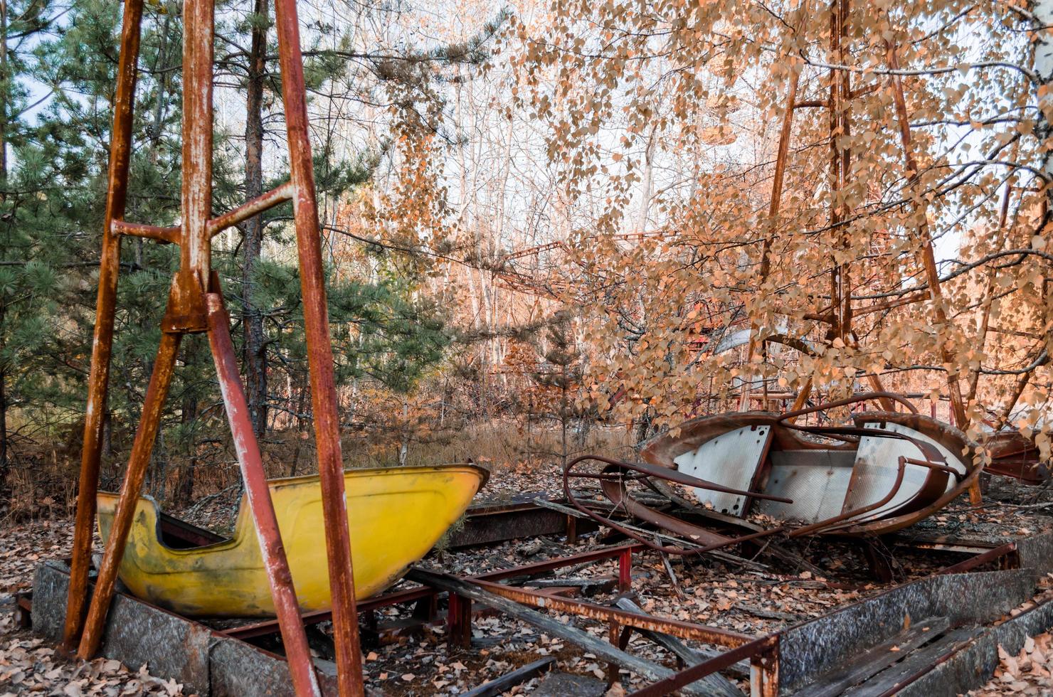 pripyat, ucrania, 2021 - antiguo paseo en un parque de atracciones en chernobyl foto