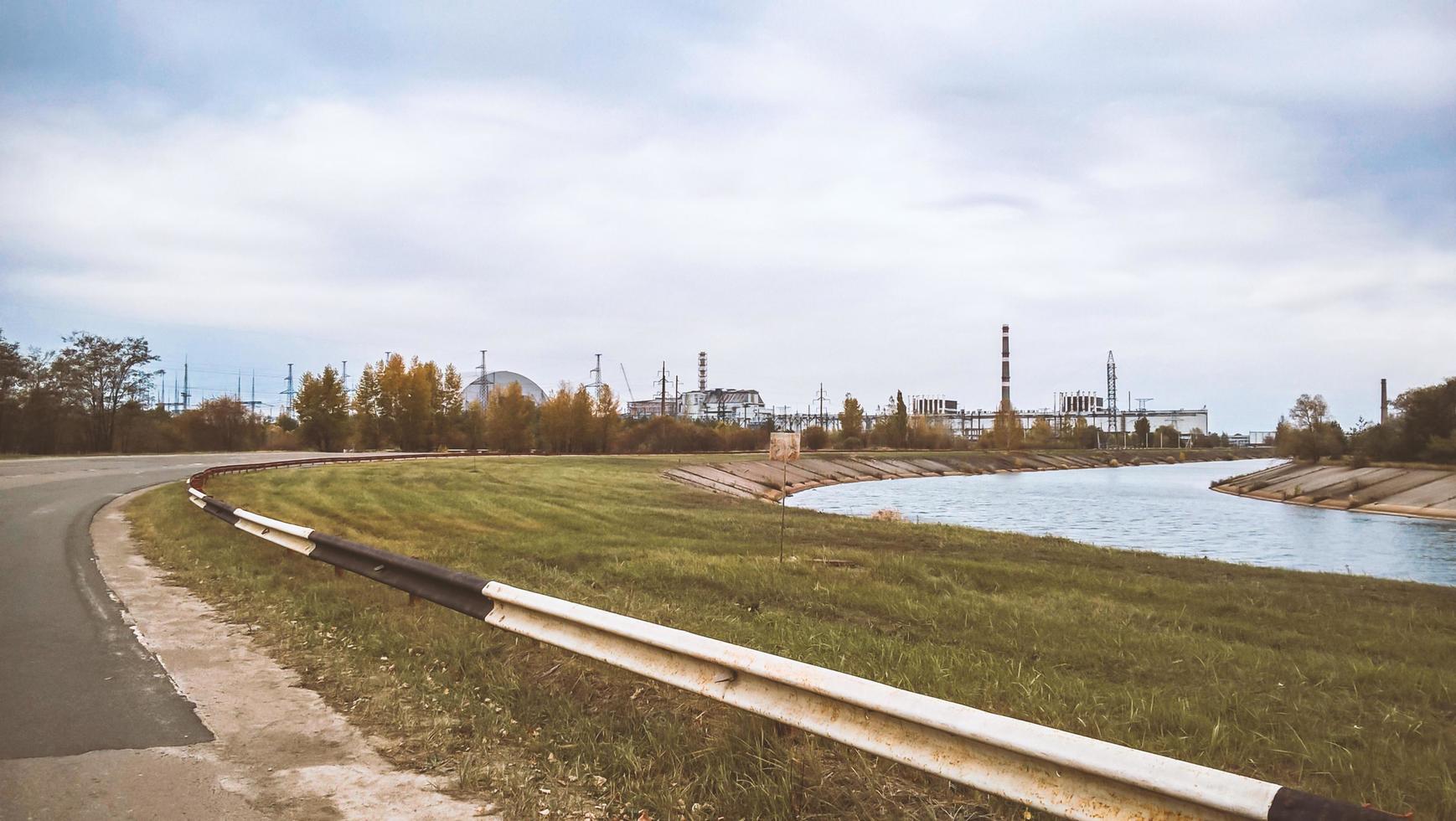 Pripyat, Ucrania, 2021 - Vista de la planta de energía nuclear de Chernobyl foto