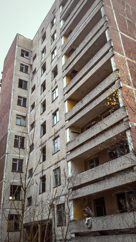 Pripyat, Ucrania, 2021 - Edificio de apartamentos abandonado en Chernobyl. foto