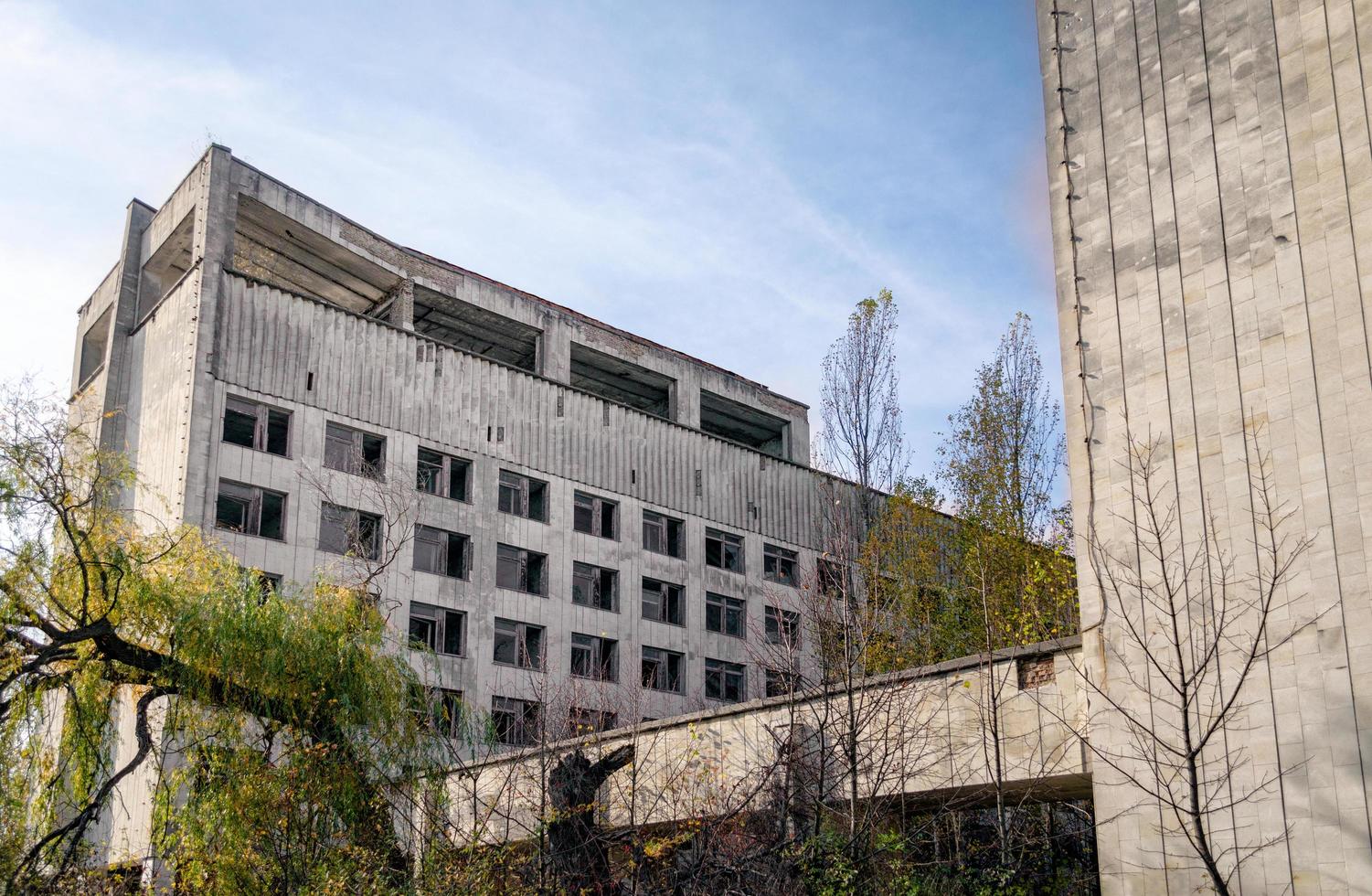 pripyat, ucrania, 2021 - hotel ruinoso en chernobyl foto