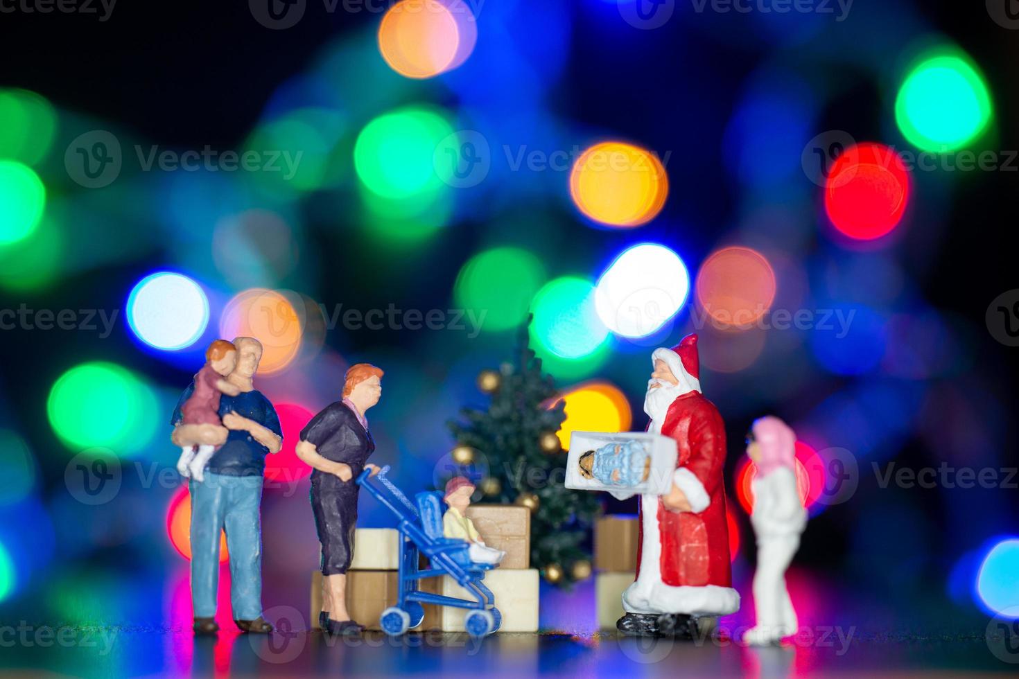 gente en miniatura, caja de regalo de entrega de santa claus para niños foto