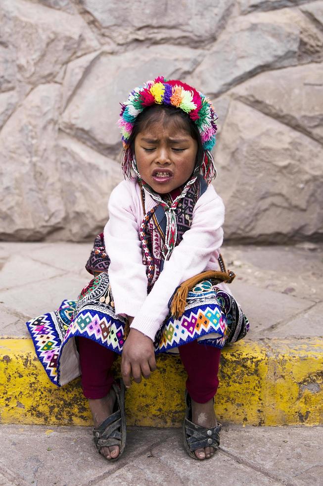 cusco, perú, 31 de diciembre de 2017 - niña no identificada en la calle de cusco, perú. casi el 29 por ciento de la población cusqueña tiene menos de 14 años. foto