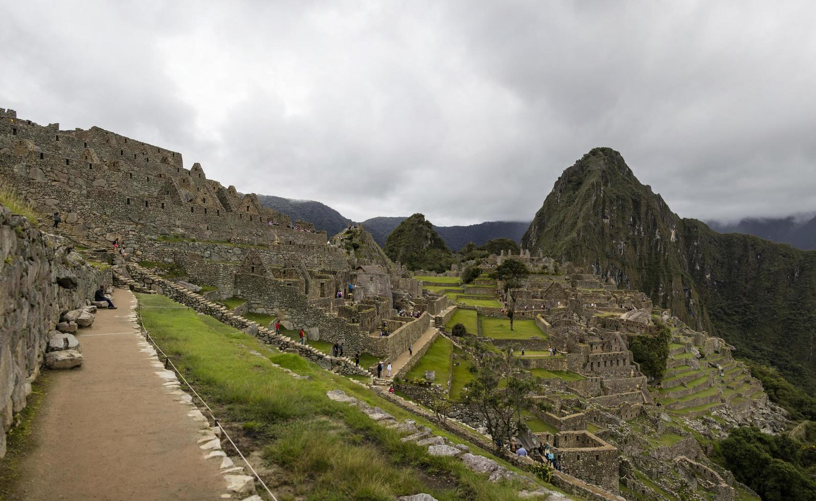 machu picchu, perú, 3 de enero de 2018 - personas no identificadas en los restos de la antigua ciudadela inca en machu picchu, perú. casi 2500 turistas visitan machu picchu todos los días. foto