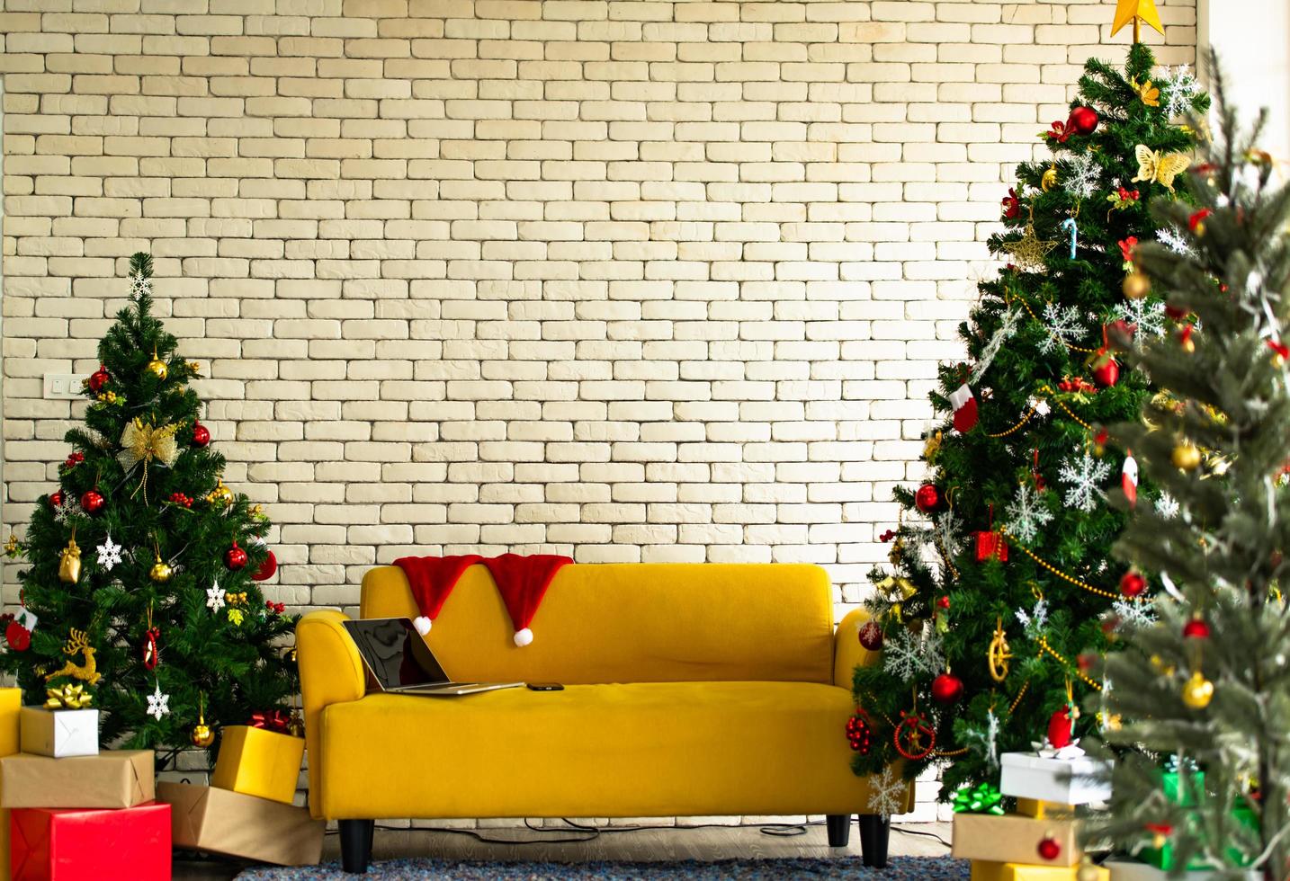 árbol de navidad decorado en la sala de estar foto
