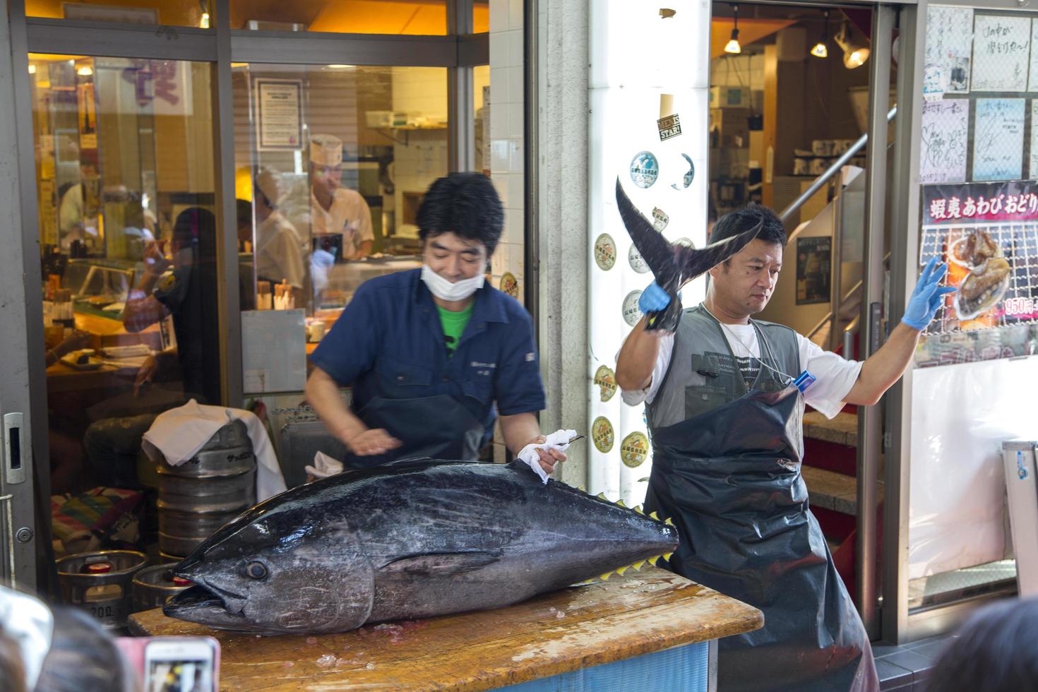 tokio, japón, 2 de octubre de 2016 - desconocidos en el mercado de pescado de tsukiji en tokio, japón. tsukiji es el mercado mayorista de pescado y marisco del mundo. foto