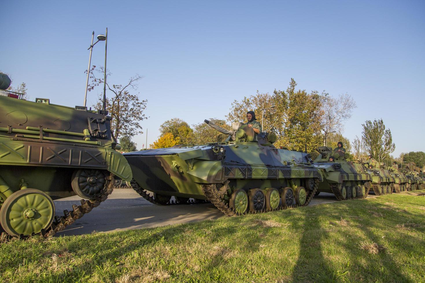 belgrado, serbia, 10 de octubre de 2014 - soldados serbios no identificados en vehículos de combate de infantería bvp m-80a de las fuerzas armadas serbias como preparación para el 70 aniversario de la liberación de belgrado en la segunda guerra mundial. foto