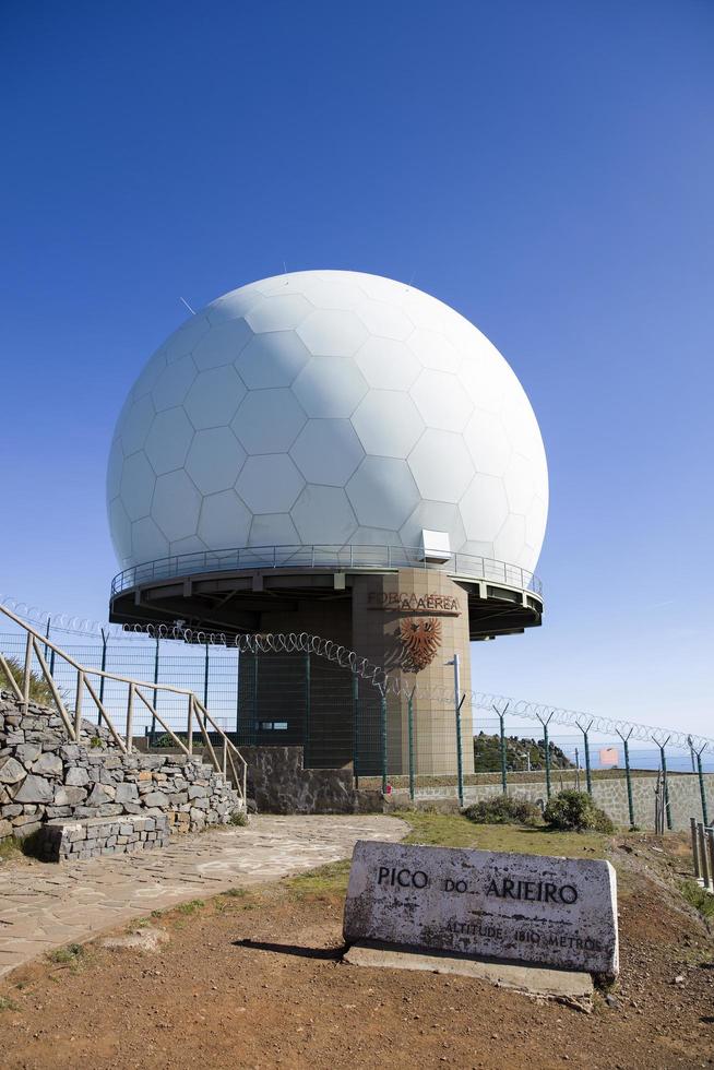 madeira, portugal, 8 de febrero de 2020 - observatorio óptico en pico do areeiro. se integró en el programa europeo de vigilancia y seguimiento espacial, destinado a la vigilancia de la basura espacial. foto