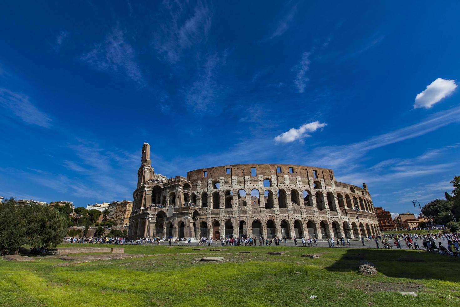 Roma, Italia, 24 de septiembre de 2016 - Personas no identificadas por el Coliseo en Roma, Italia. Fue inaugurado en el año 80 d.C. y es el anfiteatro más grande jamás construido. foto