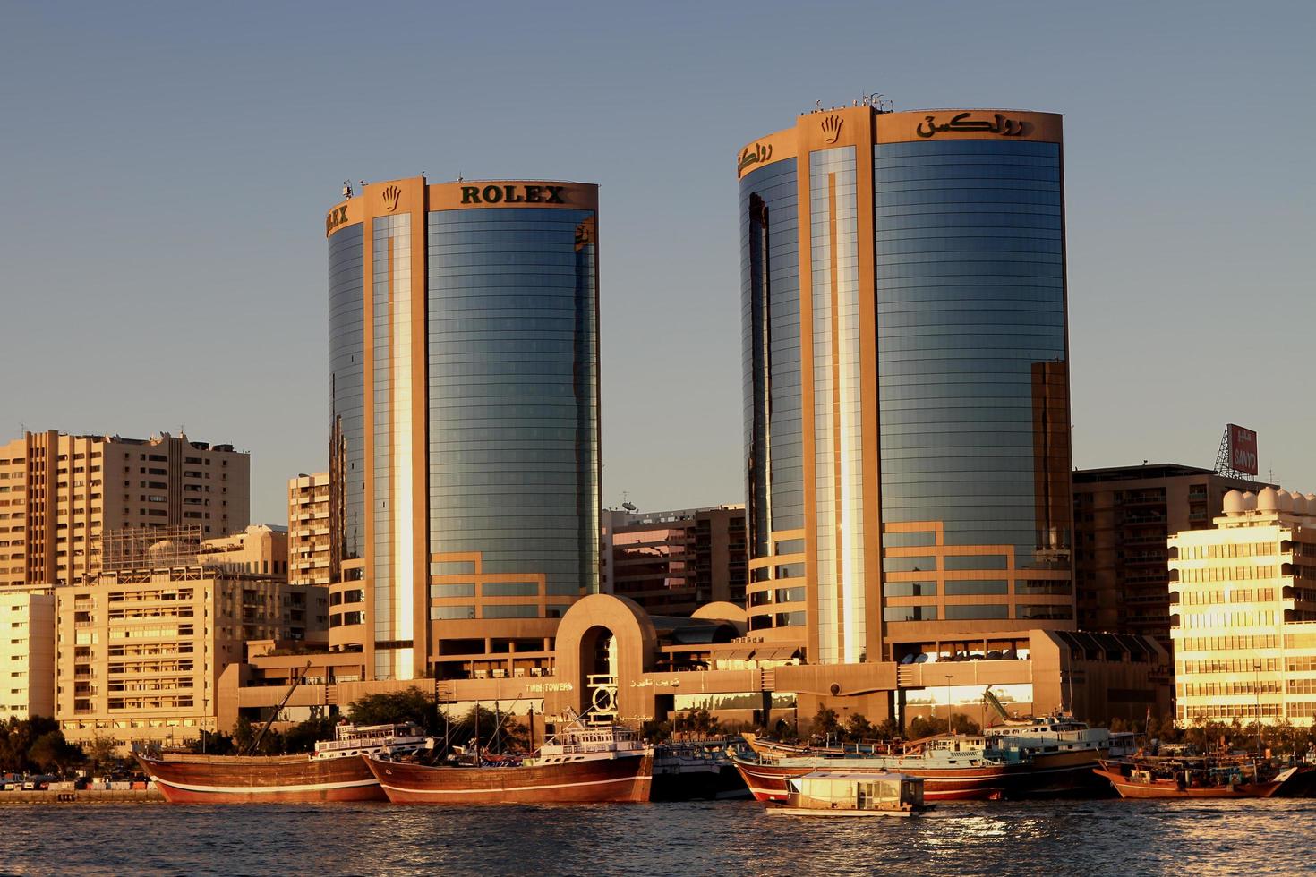 dubai, emiratos árabes unidos, 18 de noviembre de 2010 - torres gemelas deira en dubai creek 18 de noviembre de 2010. Las torres gemelas se construyeron en 1998 y la altura de cada edificio es de 102 m. foto