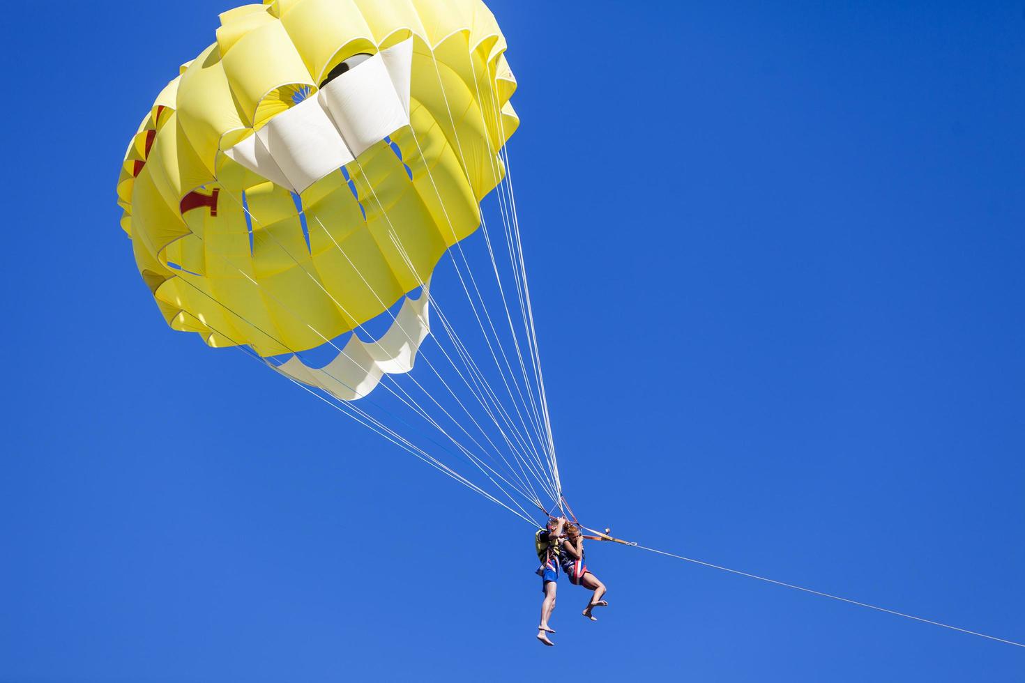 beldibi, turquía, 7 de octubre - personas no identificadas parasailing en beldibi el 7 de octubre de 2013. El parasailing es popular en la zona costera de turquía y casi todos los hoteles principales tienen actividad de parasailing. foto