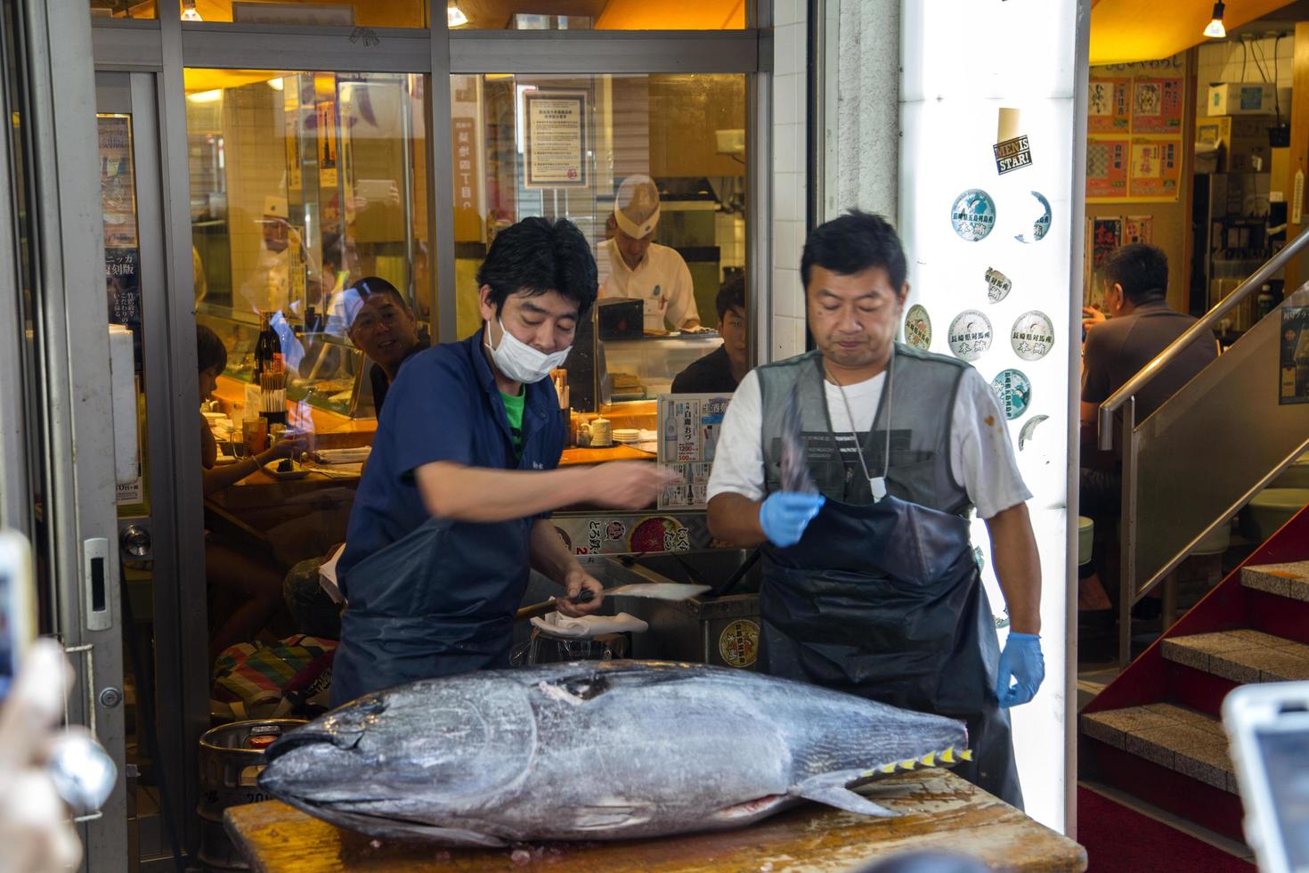 tokio, japón, 2 de octubre de 2016 - desconocidos en el mercado de pescado de tsukiji en tokio, japón. tsukiji es el mercado mayorista de pescado y marisco del mundo. foto