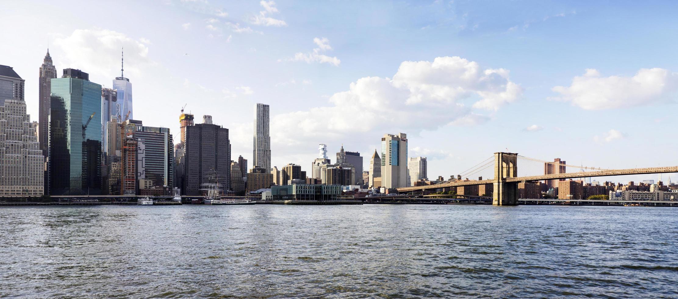 nueva york, estados unidos, 25 de agosto de 2017 - el puente de brooklyn es un puente colgante atirantado híbrido en la ciudad de nueva york. aproximadamente 4000 peatones y 3100 ciclistas cruzan este puente histórico cada día. foto