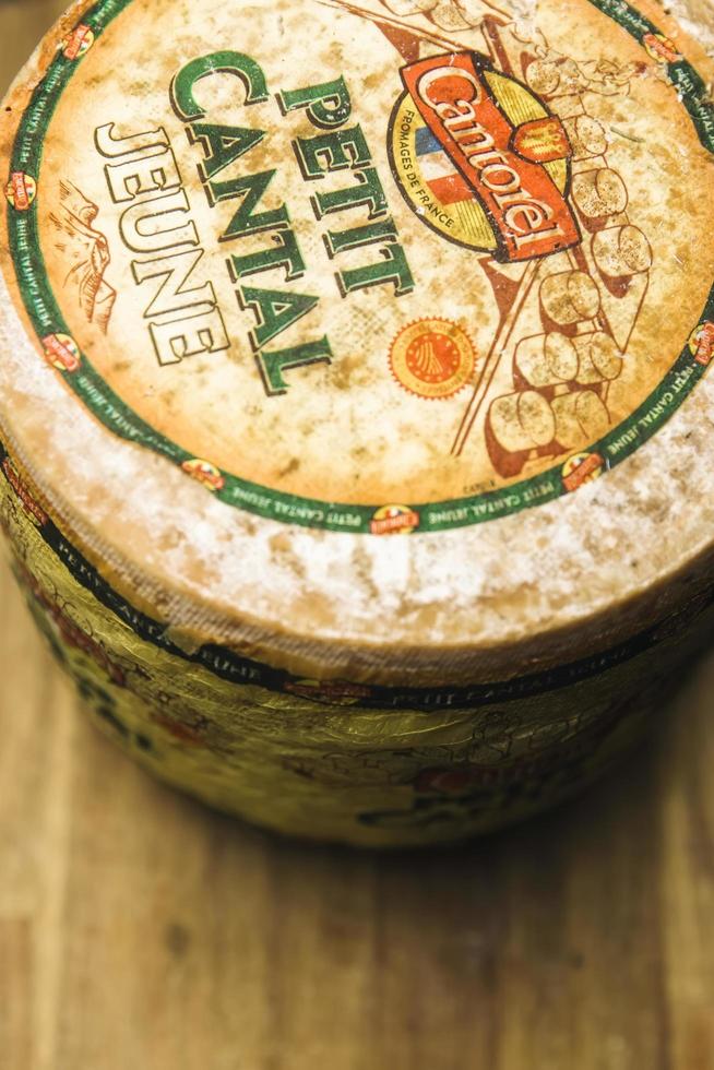 Belgrado, Serbia, 22 de noviembre de 2018 - Detalle de queso petit cantal jeune. El queso cantal jeune es un tipo de queso firme producido en la región de auvernia, en el centro de francia, con una crianza de 1 a 2 meses. foto