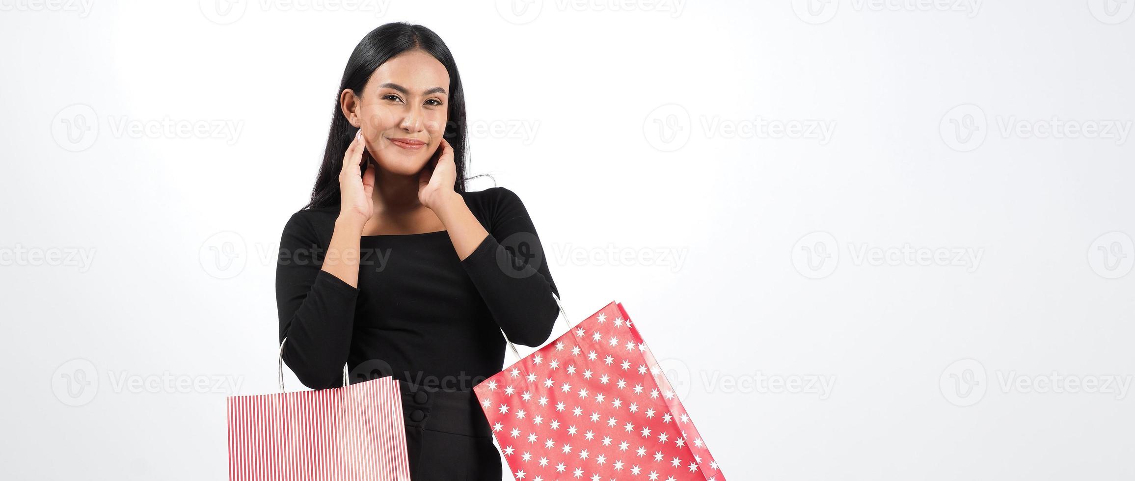 concepto de compras de mujer. felizmente niña y bolsas de compras foto