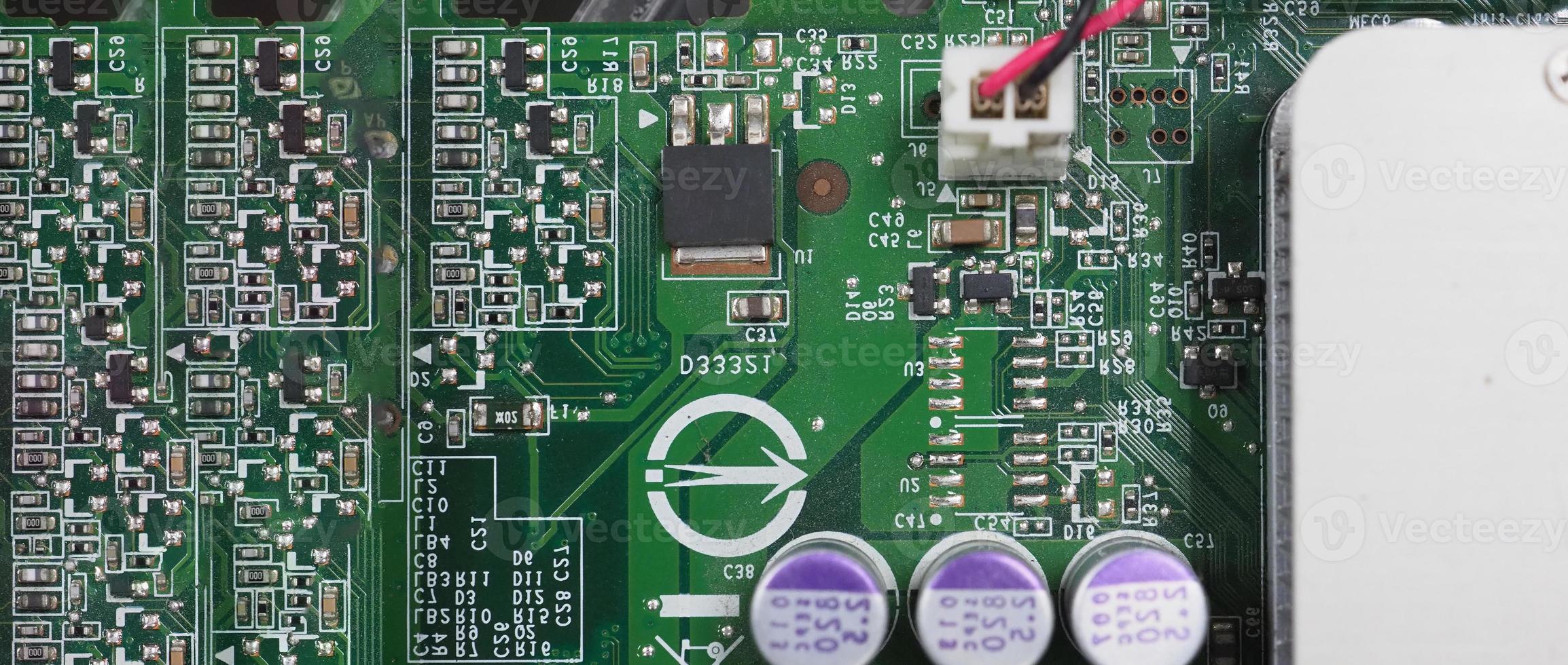 semiconductor. Chip de CPU ubicado en la placa base verde de la computadora. foto