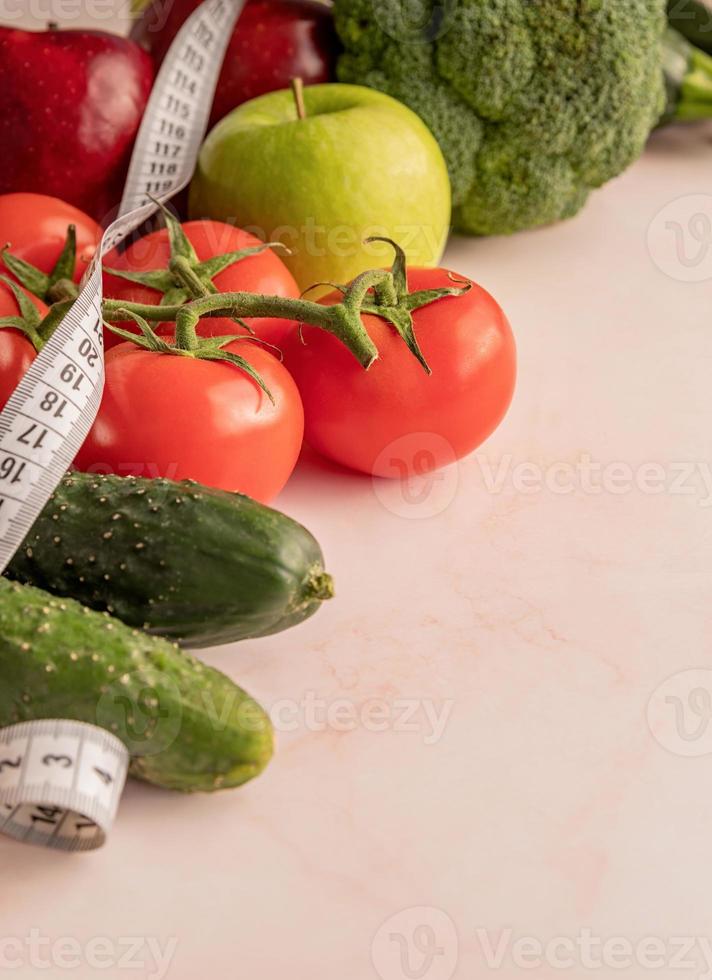 verduras y frutas frescas para una dieta saludable y una cinta métrica y espacio para copiar foto