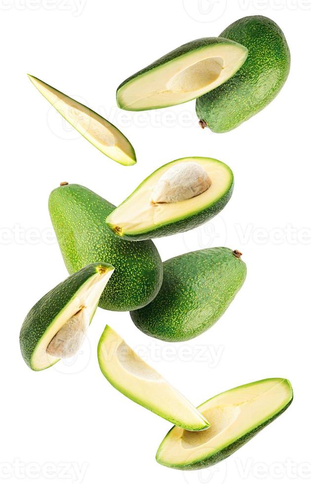 Aguacates maduros volando aislado sobre fondo blanco con trazado de recorte foto