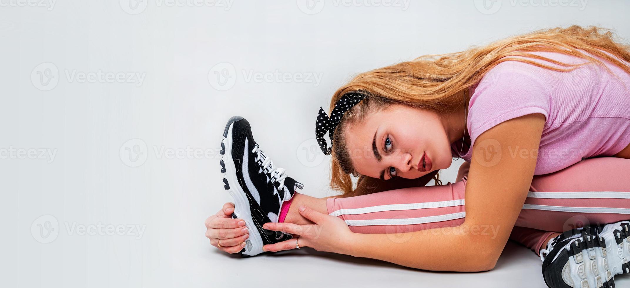 Banner con una mujer haciendo ejercicios deportivos aislado sobre fondo gris foto